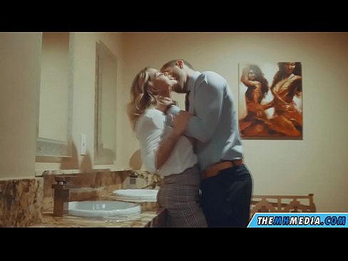❤️ Kad krūtiska blondīne pavedina tevi publiskā tualetē ❤❌ Kvalitatīvs porno pie mums ❌